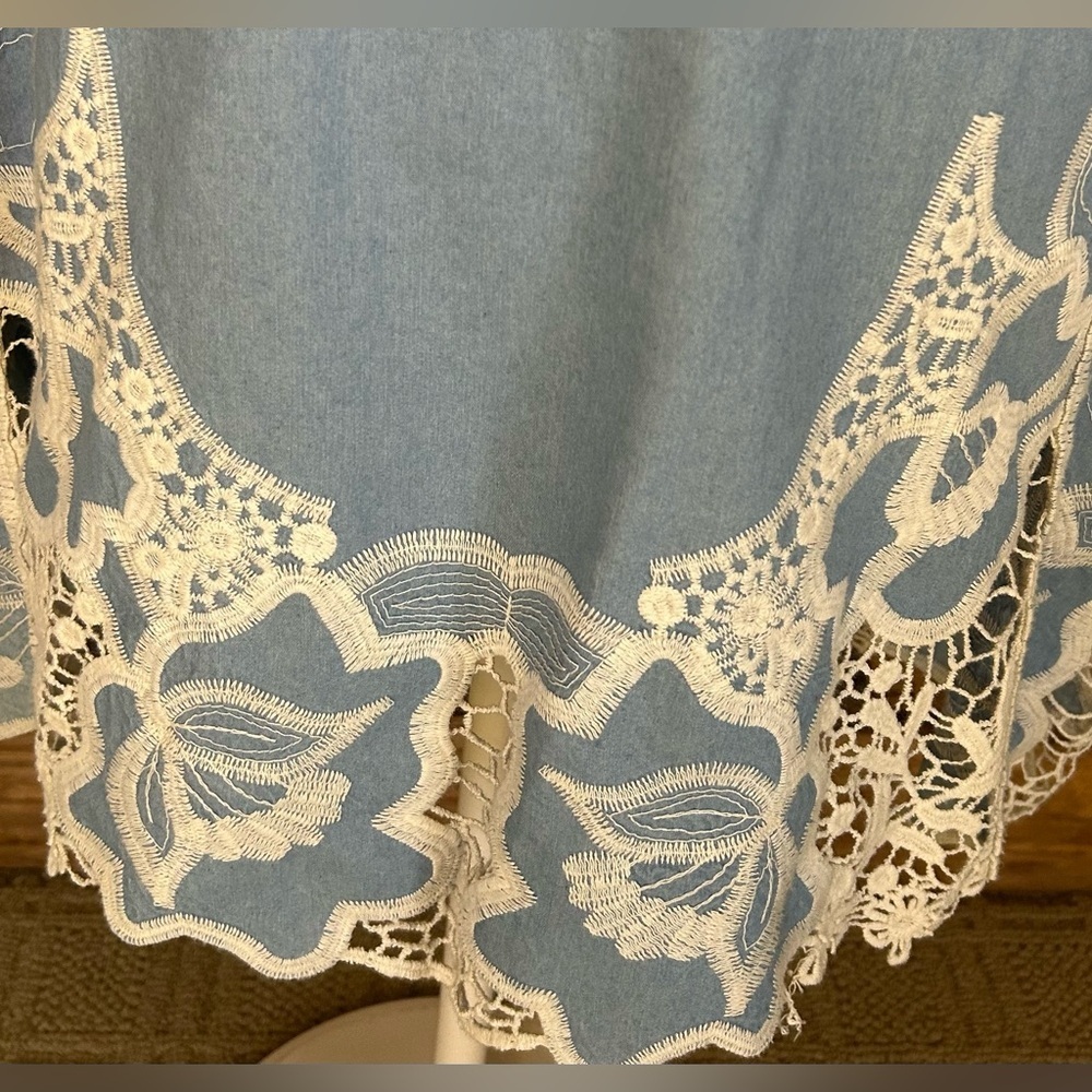 Chico's Blue Tunic Top with White Lace Trim Size 3xl - Picture 7 of 7